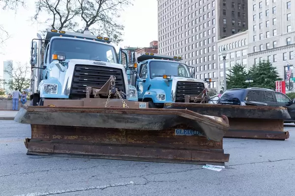 Blaue Schneeräumfahrzeuge von Freightliner