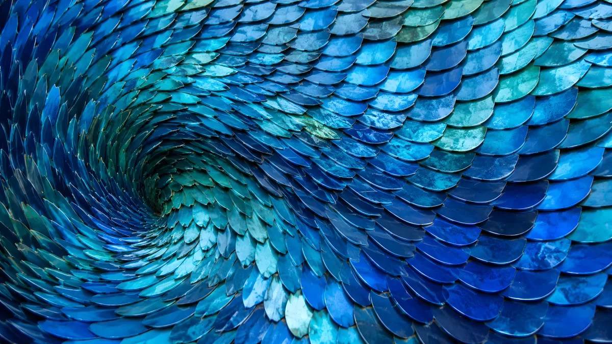 Blaue Schuppenspirale als abstrakte Kunstinstallation