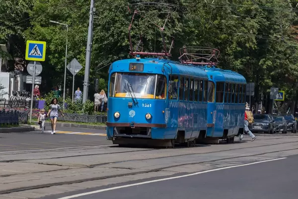 Blaue Straßenbahn in Moskau