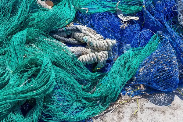 Blaue und türkisfarbene Fischernetze