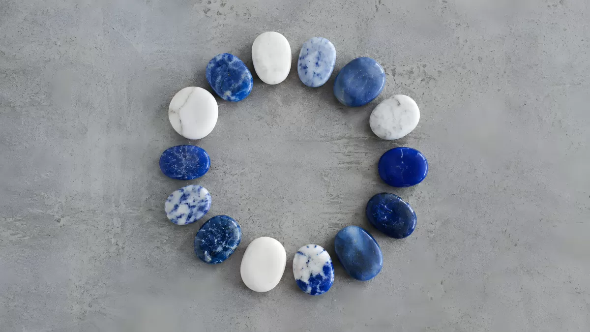 Blaue und weiße Edelsteine im Kreis arrangiert