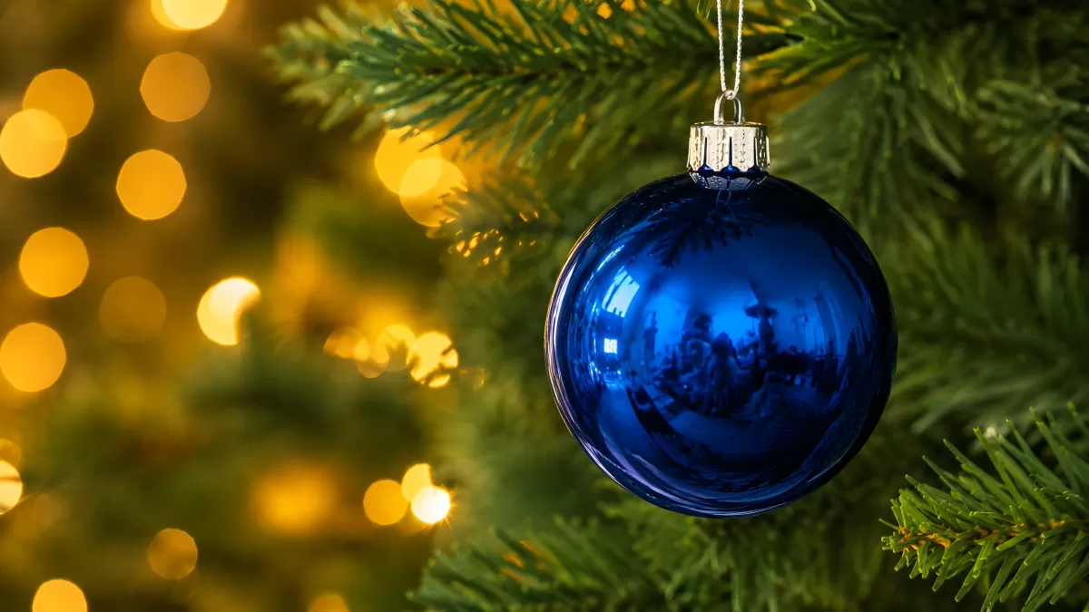 Blaue Weihnachtskugel am geschmückten Tannenbaum