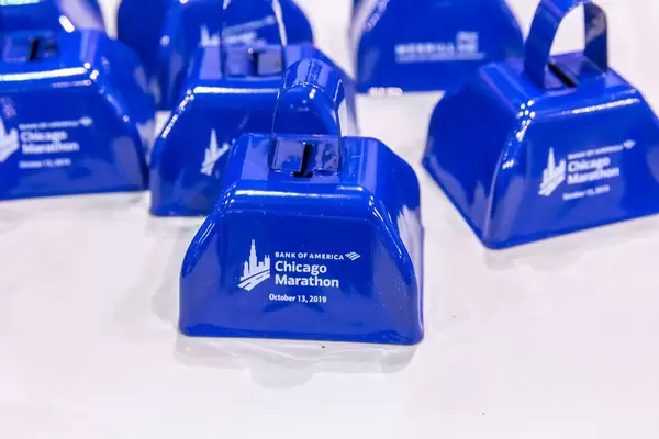 Blaue Werbeartikel mit Aufschrift "Bank of America - Chicago Marathon - October 13, 2019"
