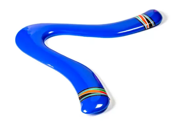 Blauer Bumerang aus Kunststoff auf weißem Hintergrund
