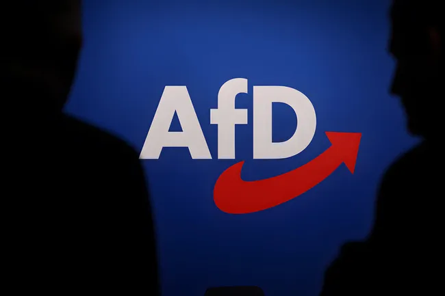 Blauer Hintergrund mit AfD-Logo und rotem Pfeil