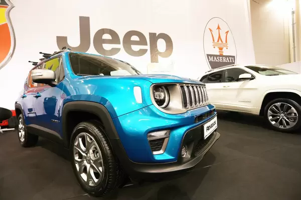 Blauer Jeep Renegade beim Bukarest Auto Show