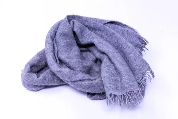 Blauer Schal auf weißem Hintergrund