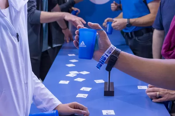 Blauer Trinkbecher von adidas