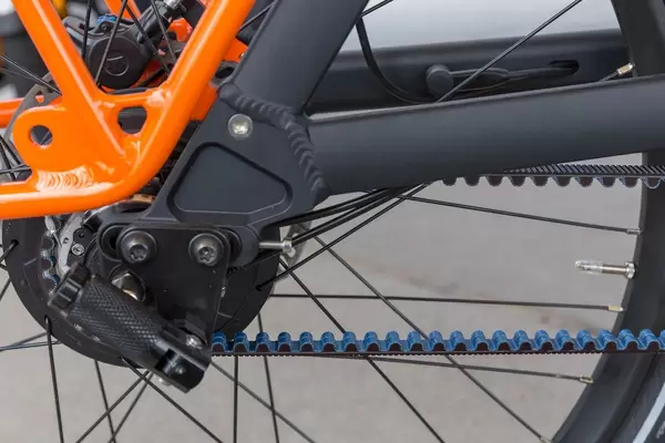 Blauer Zahnriemenantrieb am E-Bike in der Nahaufnahme, ausgestellt auf der E-Cologne Messe für nachhaltige Energieversorgung