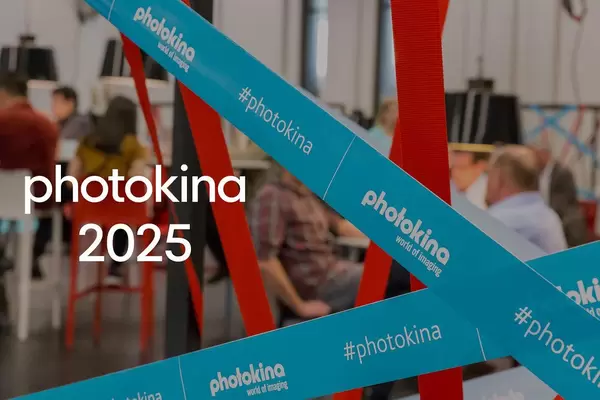 Blaues Abspeerband der Foto-und Videomesse neben dem Bildtitel "photokina 2025"