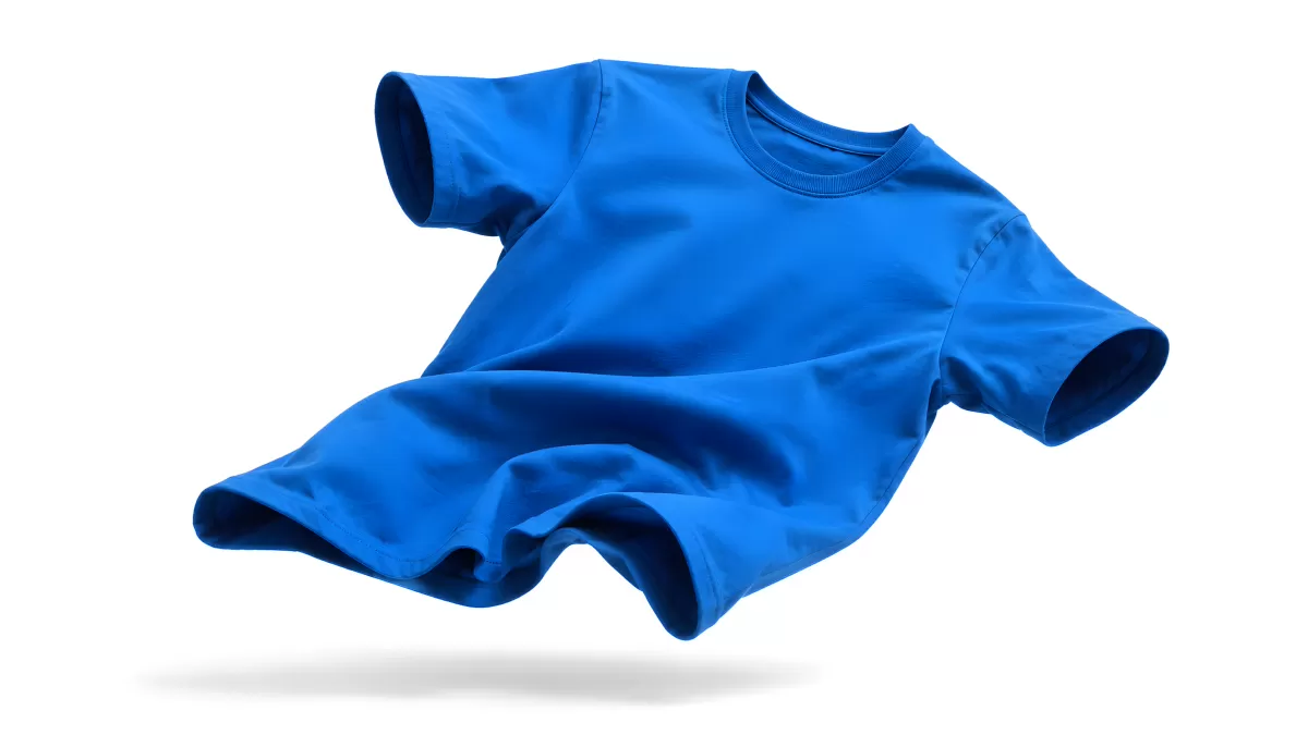 Blaues Baumwoll-T-Shirt schwebt vor weißem Hintergrund