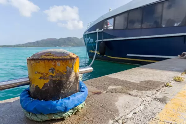 Blaues Boot auf dem Indischen Ozean im Hafen von Mahé, Seychellen