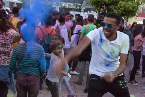 Blaues Holi-Pulver auf Martim Moniz