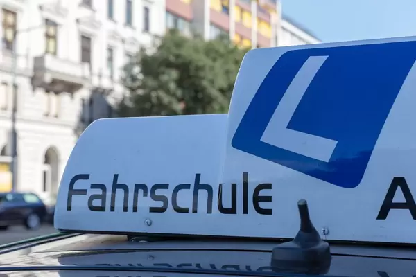Blaues L-Zeichen auf dem Fahrzeug einer Fahrschule