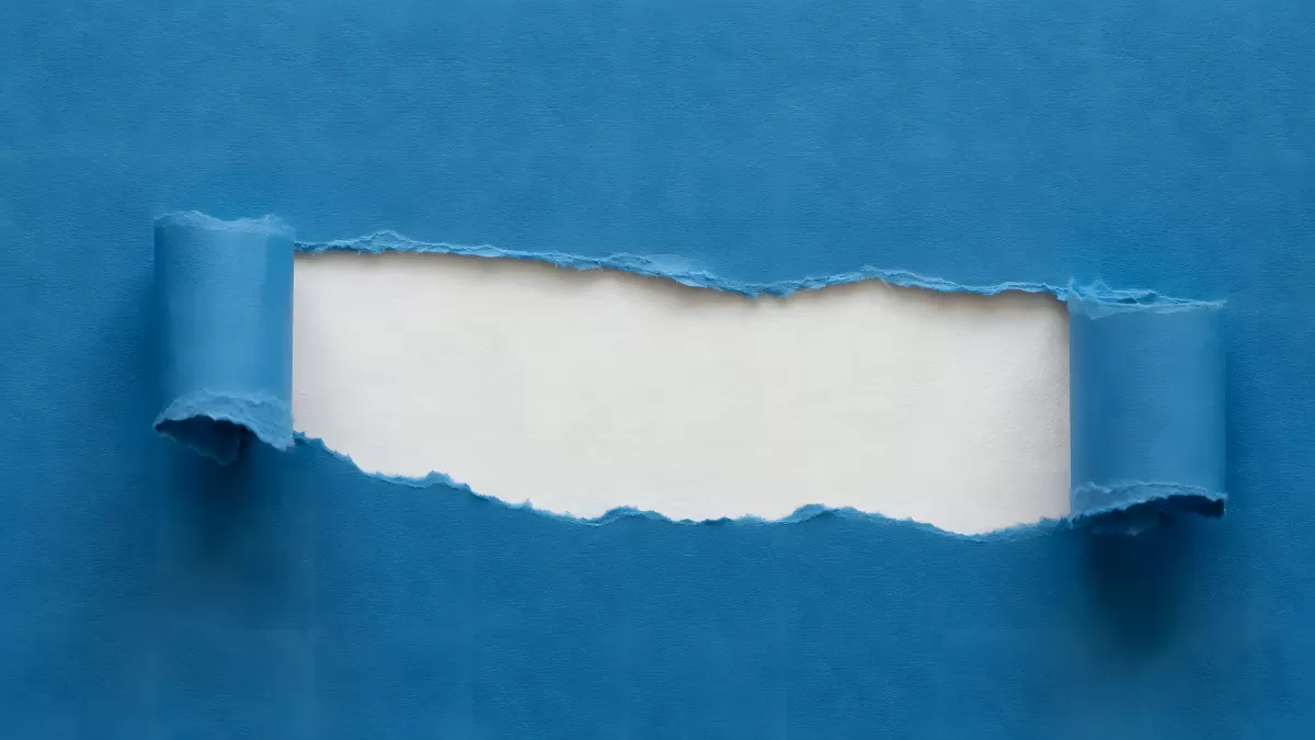 Blaues Papier aufgerissen mit weißem Hintergrund