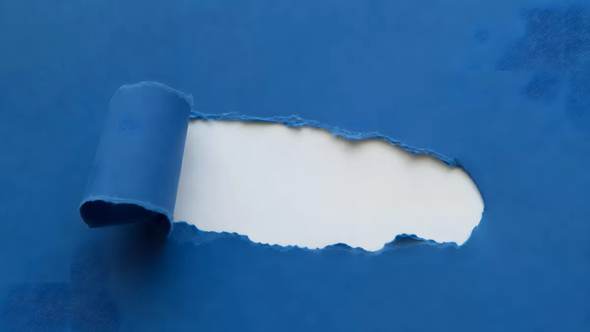 Blaues Papier wird aufgerissen und enthüllt weißen Hintergrund