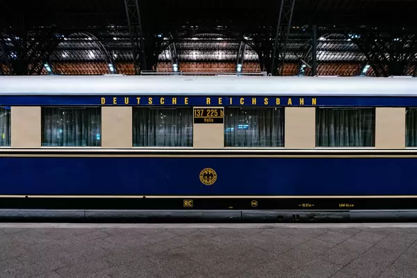 Blaues Passagierauto