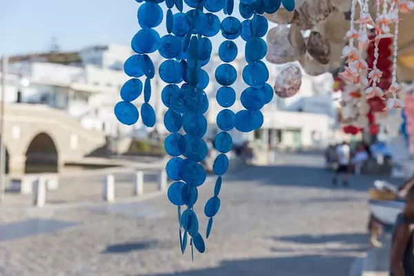 Blaues Windspiel hängt an einem Marktstand auf Paros, Griechenland