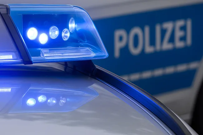 Blaulicht des Polizeifahrzeugs vor verschwommenem Hintergrund