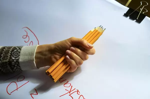 Bleistifte in einer Hand