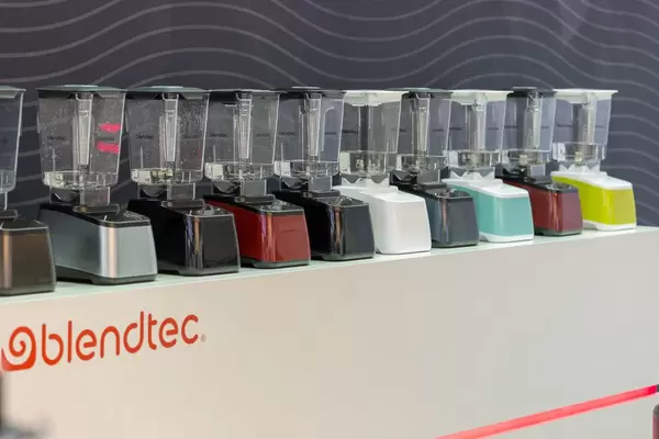 Blendtec-Mixer in verschiedenen Farben mit Behälter WildSide+