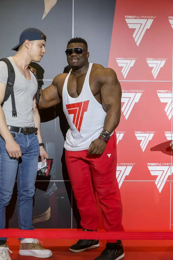 Blessing “The Boogieman” Awodibu mit einem Fan - FIBO Köln 2018