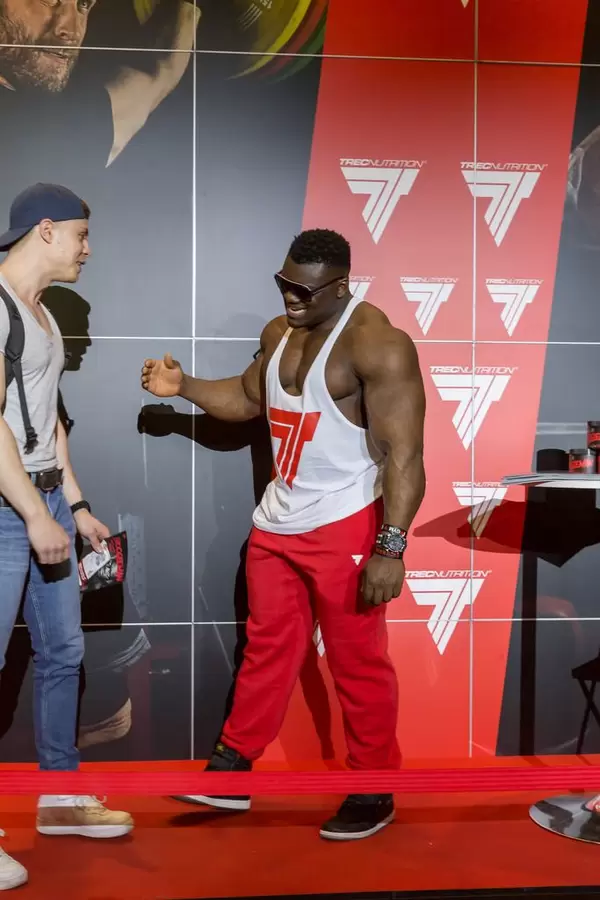 Blessing “The Boogieman” Awodibu plaudert mit einem Fan - FIBO Köln 2018