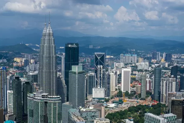 Blick auf das Jalan Ampang Viertel mit den Petronas Zwillingstürmen vom KL Turm aus fotografiert in Kuala Lumpur