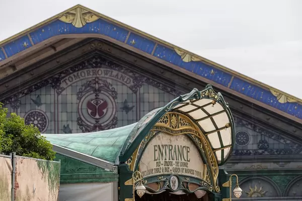 Blick auf den Eingang des Elektro-Open-Air Festivals Tomorrowland 2019 in Boom, Belgien