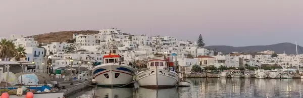 Blick auf den Hafen von Naoussa und die Kalkstein-Wohnhäuser auf der Insel Paros, Griechenland