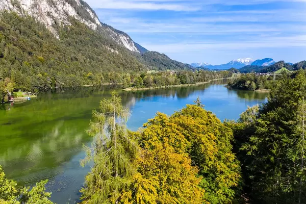 Blick auf den Reintalersee mit den Brandenberger Alpen. Drohnenaufnahme von Herbstlandschaft