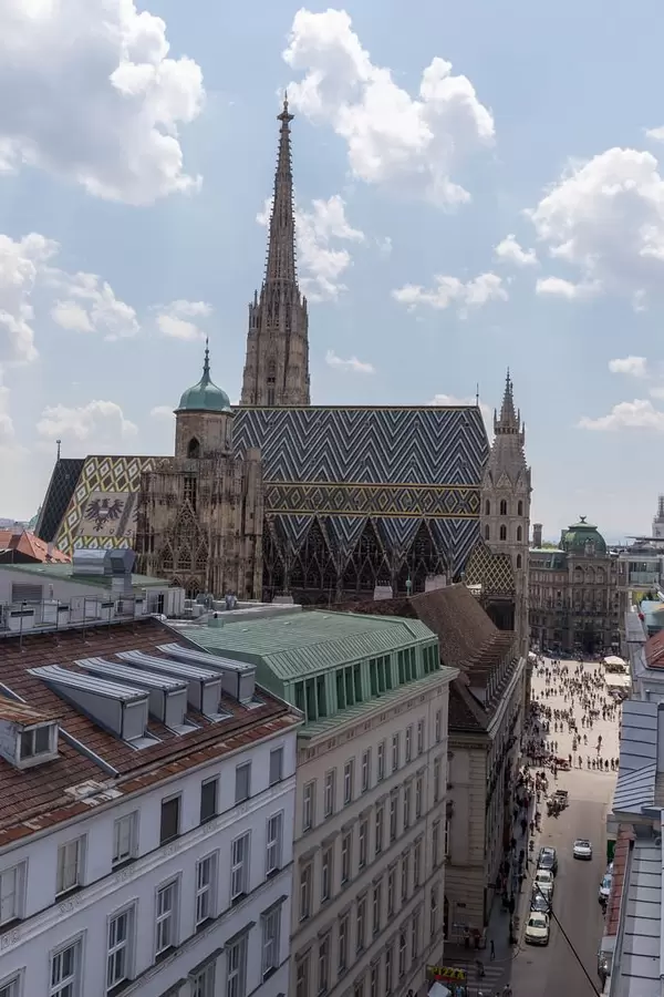 Blick auf den Stephansdom aus der Lamee Rooftop Bar