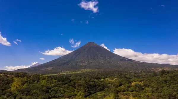 Blick auf den Wasservulkan (Volcan de Agua) in Antigua, Guatemala und den davor liegenden Dschungel