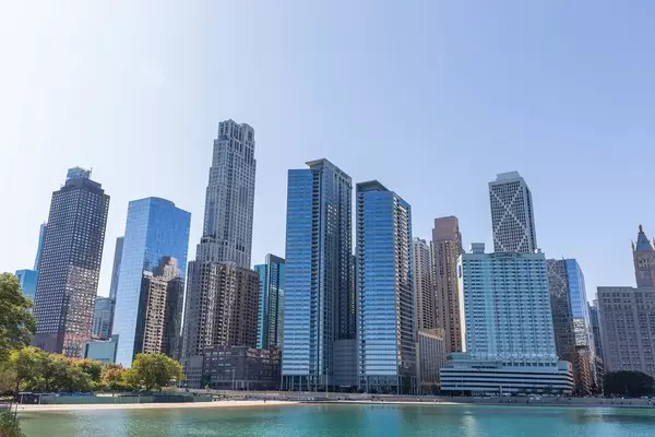 Blick auf die Chicago Wolkenkratzer von dem Michigan Seeufer: unter anderen der Onterie Center