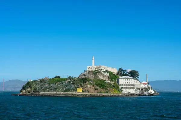 Blick auf die ehemalige Gefängnisinsel und heutige Touristenziel Alcatraz in San Francisco, Kalifornien
