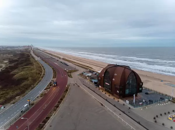 Blick auf die Küstenstrasse in Bloemendaal aan Zee mit Strand und Strandhotel