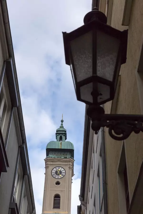 Blick auf einen Kirchenturm in München