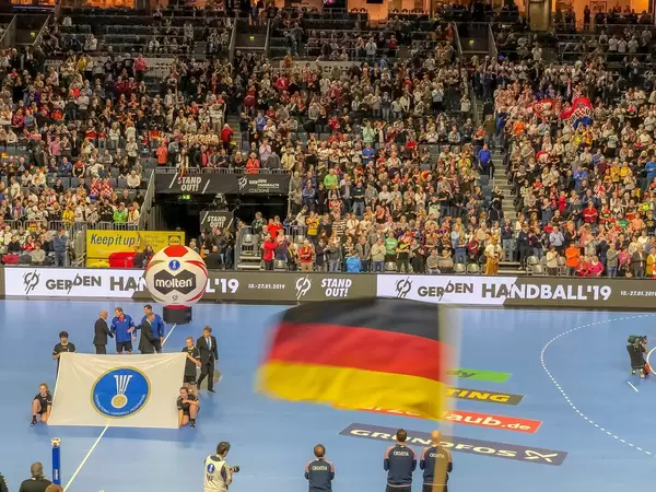 Blick auf Stadion mit Handballfeld mit Tribüne voller Fans bei Handball Weltmeisterschaft 2019