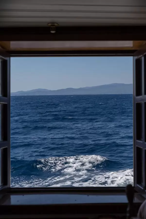 Blick aus dem Fenster eines Schiffes Richtung Land