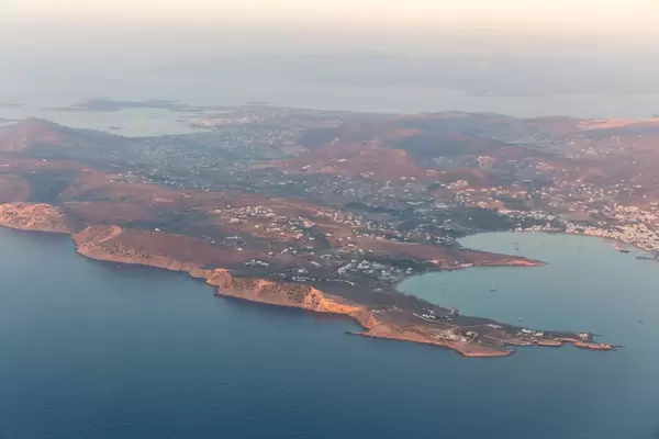 Blick  aus dem Flugzeug auf die griechische Insel Paros in der Ägäis