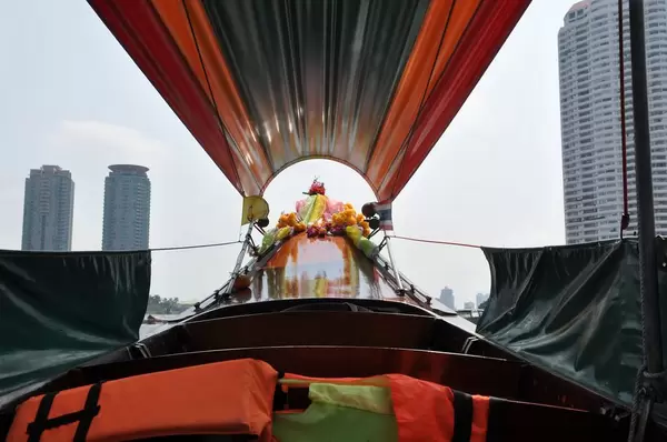 Blick aus einem bunten, typisch thailändischen Boot