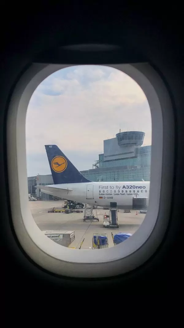 Blick aus Flugzeugfenster auf Frankfurter Flughafen und Lufthansa Airbus A320neo
