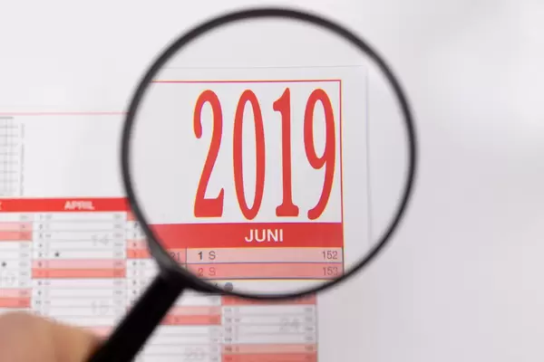 Blick durch Lupe auf Jahreskalender 2019 in rot-weiß