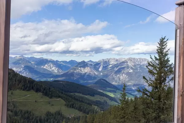 Blick in die österreichischen Alpen von der Aussichtsterrasse der Dauerstoa Alm im Alpbachtal