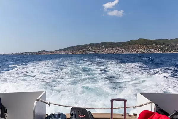 Blick über das Bootsheck auf die wilde See des Argolischen Golfs vor Spetses, Griechenland