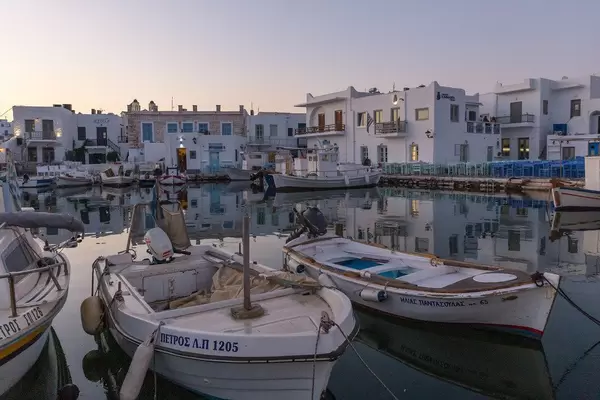 Blick über den Hafen mit kleinen Fischerbooten, vor dem griechischen Ort Naoussa auf Paros