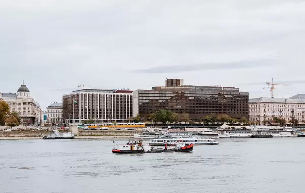 Blick über die Donau auf das Budapester Donauufer mit historischen und modernen Gebäuden
