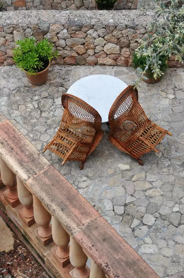 Blick vom Balkon auf Tisch und gewebte Stühle