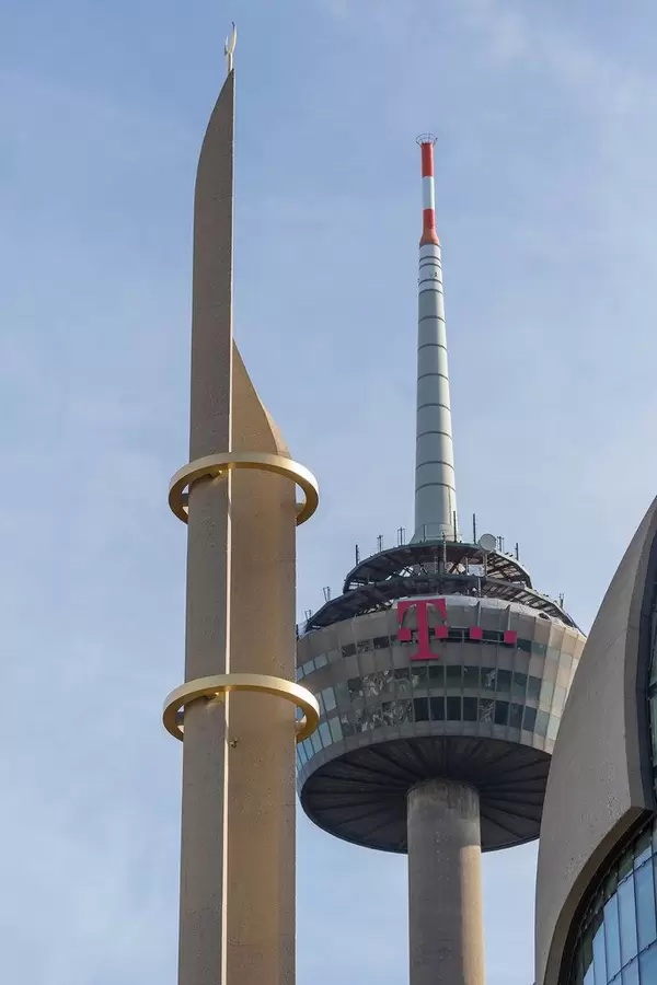 Blick vom Grüngürtel auf den Fernmeldeturm Colonius in Köln