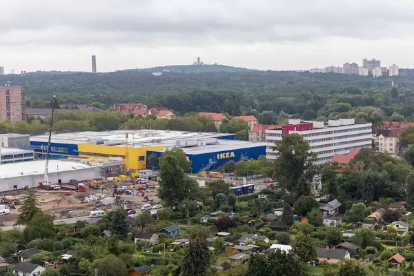Blick vom Hotel Spiegelturm auf eine Baustelle vor dem Einrichtungshaus Ikea und Teufelsberg im Hintergrund